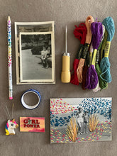 Cargar imagen en el visor de la galería, Kit de Fotografías Antiguas- Solo de Materiales para Fotobordado.