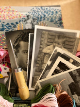 Cargar imagen en el visor de la galería, Kit de Fotografías Antiguas- Solo de Materiales para Fotobordado.
