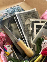 Cargar imagen en el visor de la galería, Kit de Fotografías Antiguas- Solo de Materiales para Fotobordado.
