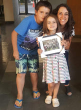 Cargar imagen en el visor de la galería, Familia Feliz con su Obra de Arte.
